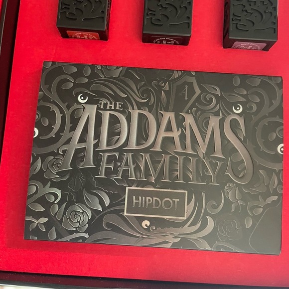 HIPDOT x Addams Family Limited Edition Makeup Set 3 Lipsticks Pin And Eyeshadow - Picture 4 of 15